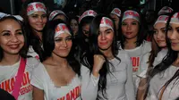 Puluhan perempuan yang tergabung dalam Srikandi Pekat Indonesia mengenakan kaos bertuliskan 'Srikandi Pekat' dengan ikat kepala bertuliskan 'Save Polri' di PN Jakarta Selatan, Senin (9/2/2015). (Liputan6.com/Johan Tallo)