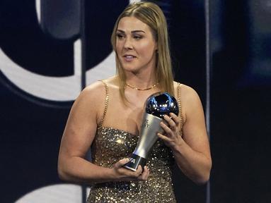 Jika di sektor putra Manchester United memiliki kiper tangguh David De Gea di bawah mistar gawang, MU pun saat ini memiliki sosok lainnya di sektor putri. Ya, Mary Earps namanya, kiper wanita MU yang kini berusia 29 tahun. Ia baru saja dianugerahi penghargaan sebagai kiper wanita terbaik FIFA 2022 dalam sebuah malam penghargaan Best FIFA Football Awards 2022 di Paris, Prancis (27/2/2023) berkat penampilan apiknya bersama tim wanita Manchester United. Masih asing dengan sosoknya? Yuk kita kenalan lebih dekat. (AP Photo/Michel Euler)