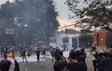 Demo di DPRD Jabar Sempat Memanas, Massa Lempar Botol dan Petasan