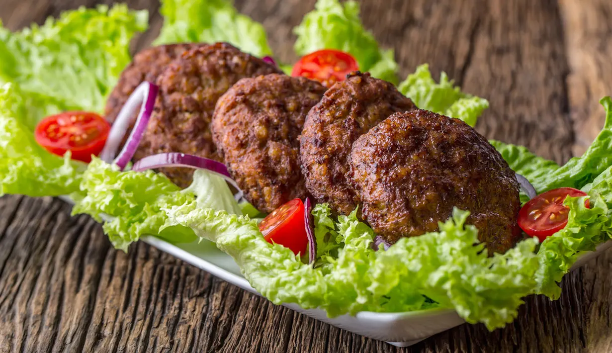 Ingin sajian modern untuk anak? Olah daging sapi menjadi patty burger yang lezat. (Marian Weyo/Shutterstock)