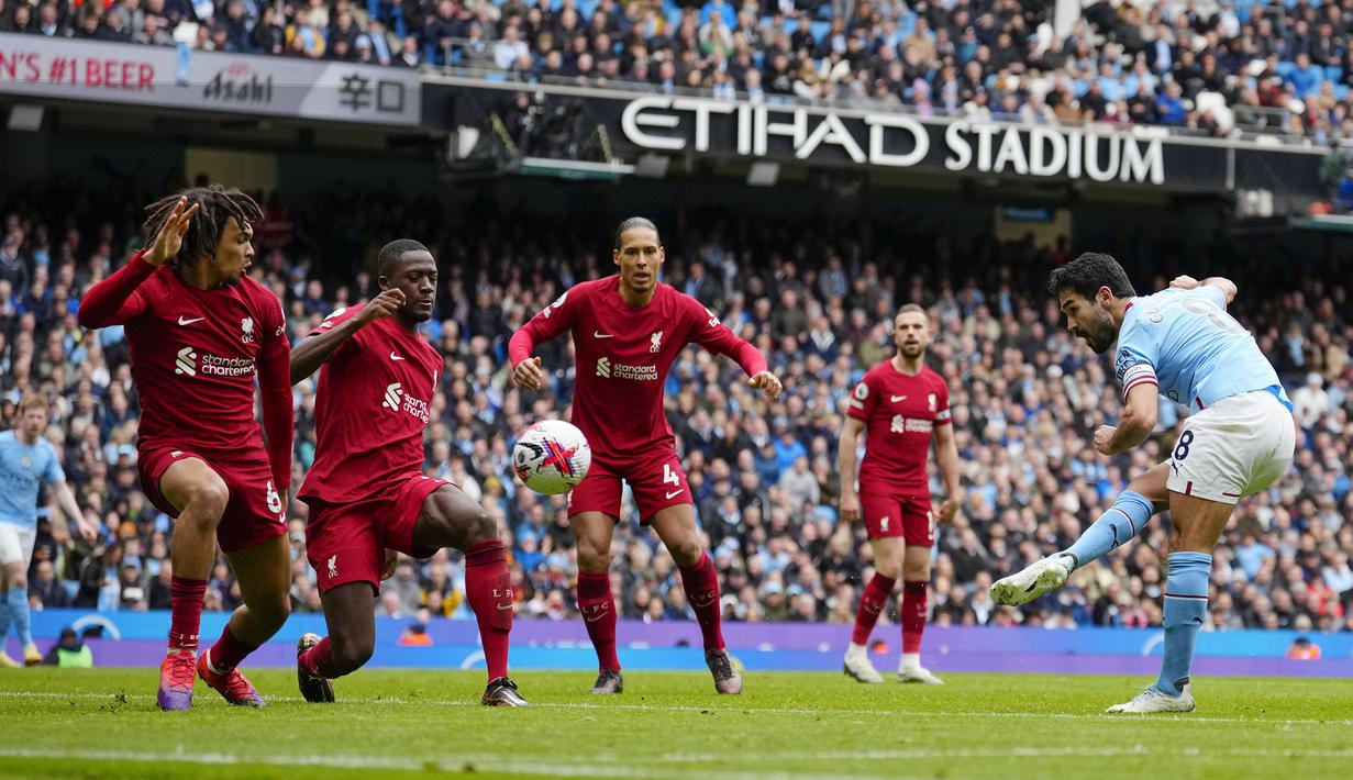 Pemain Manchester City, Ilkay Gundogan (kanan) mencetak gol ketiga timnya ke gawang Liverpool pada laga pekan ke-29 Liga Inggris 2022/2023 yang berlangsung di Etihad Stadium, Manchester, Minggu (01/04/2023) WIB. The Cityzens menang dengan skor 4-1. (AP Photo/Jon Super)