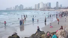 Muslim Palestina bermain dan berenang saat menghabiskan hari libur Lebaran di pantai Tel Aviv, Israel, 6 Juni 2019. Selama Idul Fitri, warga Palestina mengunjungi pantai di kawasan Tel Aviv untuk menandai berakhirnya ibadah puasa Ramadan. (AP Photo/Oded B