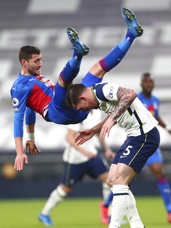 Pemain Crystal Palace Gary Cahill (kiri) terjatuh di atas pemain Tottenham Hotspur Pierre-Emile Hojbjerg pada pertandingan Liga Inggris di Stadion Tottenham Hotspur, London, Inggris, Minggu (7/3/2021). Tottenham Hotspur melumat Crystal Palace 4-1. (Clive Rose/Pool via AP)