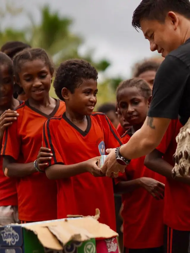 Bobon Santoso berbagi dengan anak Papua. (Instagram.com/@bobonsantoso)