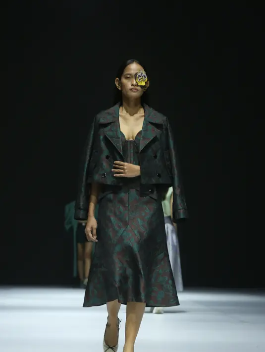 Koleksinya mengusung nuansa gothic yang chic, menggabungkan permainan material, desain, dan palet warna. Warna pastel melambangkan kerentanan, sementara warna gelap mencerminkan paranoia sang tokoh utama dalam kisah penuh misteri ini.  [Dok/Adrian Utama P].