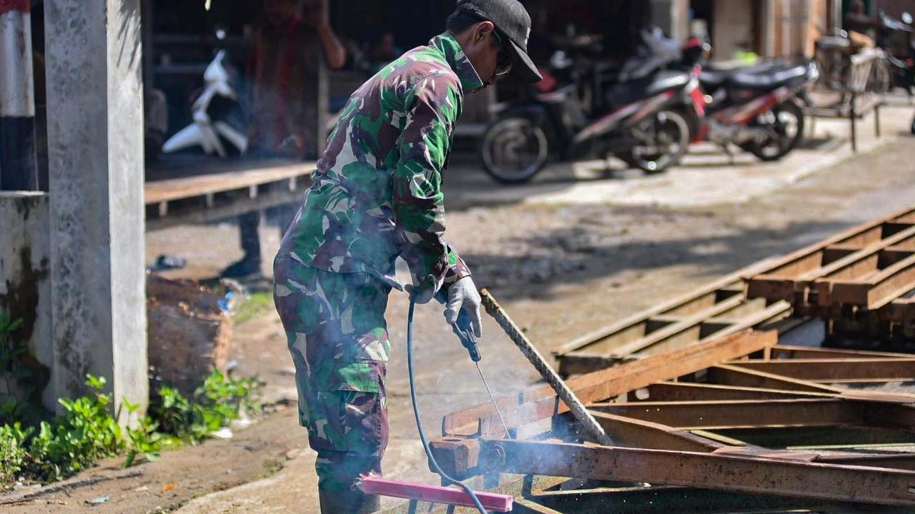 FOTO: Prajurit TNI AD Bahu Membahu Pasang Jembatan Bailey di Bireuen