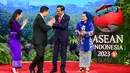 Gelaran 3 hari KTT ASEAN 2023 di Jakarta masih berlangsung hingga hari ini, Kamis (7/9/2023). Presiden Jokowi bersama Ibu Negara yang setia mendampingi, disibukkan sebagai tuan rumah di acara kenegaraan kali ini. Menarik untuk melihat penampilan Ibu Iriana Jokowi selama 3 hari gelaran KTT ASEAN 2023. [Foto: Instagram/jokowi]