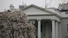 Foto yang diabadikan pada 11 Maret 2020 ini menunjukkan Gedung Putih di Washington DC, Amerika Serikat. Sejumlah bangunan ikonis (landmark) di Washington DC, termasuk Gedung Putih, terpaksa ditutup sementara untuk umum akibat wabah COVID-19 yang tengah merebak di negara itu. (Xinhua/Ting Shen)