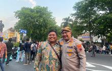 Tak Ada Water Cannon, Mbah Con Kawal Demo Pakai Guyonan dan Air Mineral