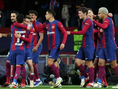 Gelandang Barcelona, Fermin Lopez (keempat kiri) merayakan gol pembuka saat pertandingan sepak bola leg kedua babak 16 besar Liga Champions melawan Napoli di Estadi Olimpic Lluis Companys, 12 Maret 2024. (LLUIS GENE/AFP)