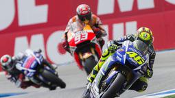 Valentino Rossi (kanan), Marc Marquez (tengah), dan Jorge Lorenzo bersaing ketat menjadi yang terdepan. (AP Photo/Vincent Jannink)