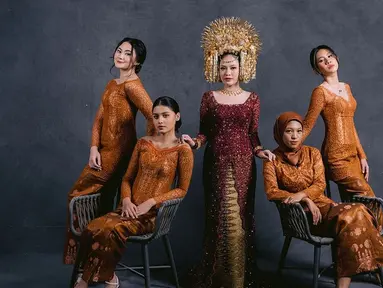 Beberapa jam usai unggah foto lamaran langsung unggah foto akad, pernikahan pasangan yang terpaut usia 6 tahun ini tentunya bikin terkejut. Kabar pernikahan yang tertutup rapat tentunya tak lepas dari kekompakan para sahabatnya yang sangat menjaga kabar tersebut agar tidak bocor. Pastinya kabar pernikahan Hanggini sudah direncakan lama, namun sahabatnya jaga rahasia hingga berbulan-bulan. (Liputan6.com/IG/@animrf)