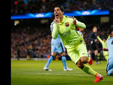 Pemain depan Barcelona, Luis Suarez merayakan gol pertamanya ke gawang Manchester City di laga 16 besar Liga Champions di Stadion Etihad, Manchester, Inggris  (24/2/2015). Barcelona unggul 2-0 atas Man City.(Reuters/Darren Staples)