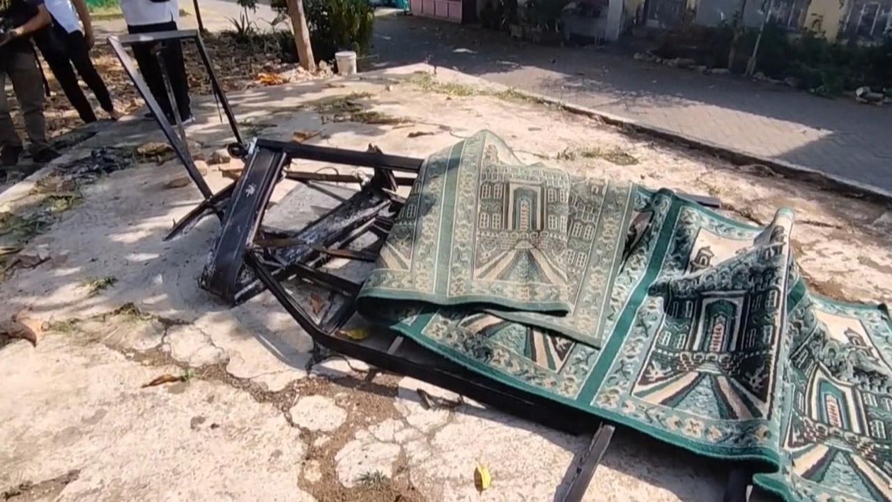 Terekam CCTV, Pelaku Bermukenah dan Bermasker Bakar Lemari Masjid di Makassar