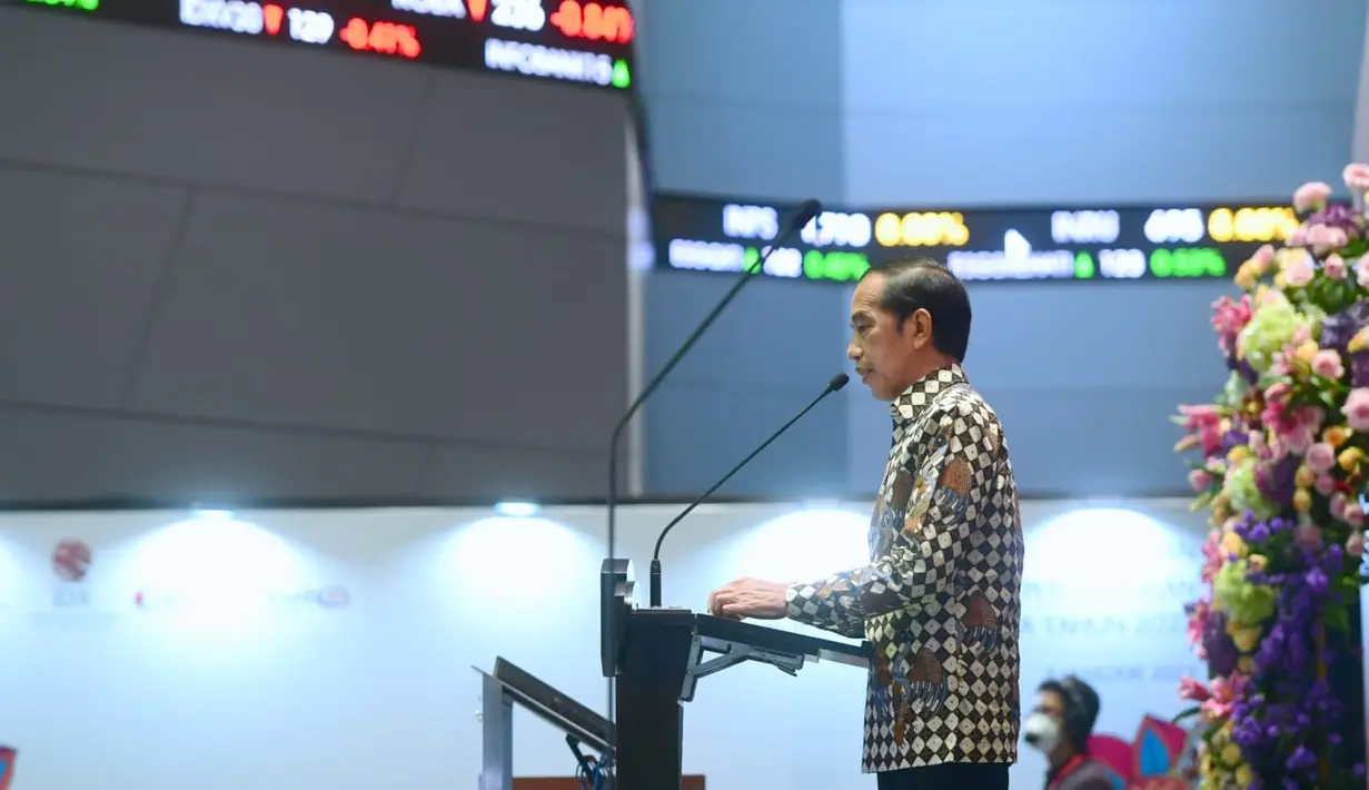 Presiden Joko Widodo memberi sambutan Pembukaan Perdagangan BEI 2022 di gedung BEI, Jakarta, Senin (3/1/2022). Presiden mengatakan, secara nasional vaksinasi COVID-19 di Indonesia telah mencapai 70 persen dosis pertama dan 50 persen dosis kedua. (Foto: Muchlis Jr-Biro Pers Sekretariat Presiden)