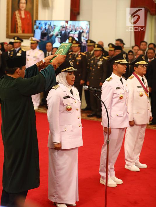 Gubernur dan Wakil Gubernur Jawa Timur Khofifah Indar Parawansa dan Emil Elestianto Dardak bersama Gubernur Jambi definitif, Fachrori Umar saat disumpah jabatan di Istana Negara, Jakarta, Rabu (13/2). (Liputan6.com/Angga Yuniar)