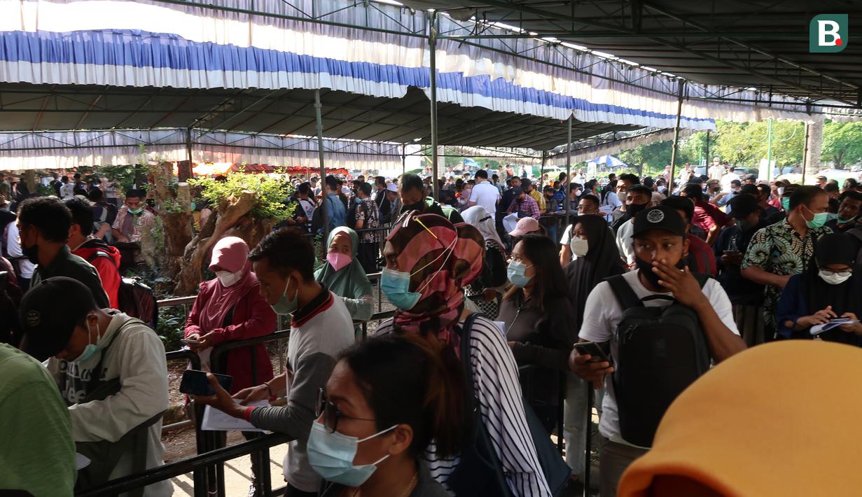 Panitia akan melakukan evaluasi usai terjadinya kepadatan di hari pertama ini. Mereka akan berusaha membuat penukaran tiket ini menjadi cepat, lancar, dan mungkin bisa dibagi ke beberapa tempat. (Bola.com/Ade Yusuf Satria)