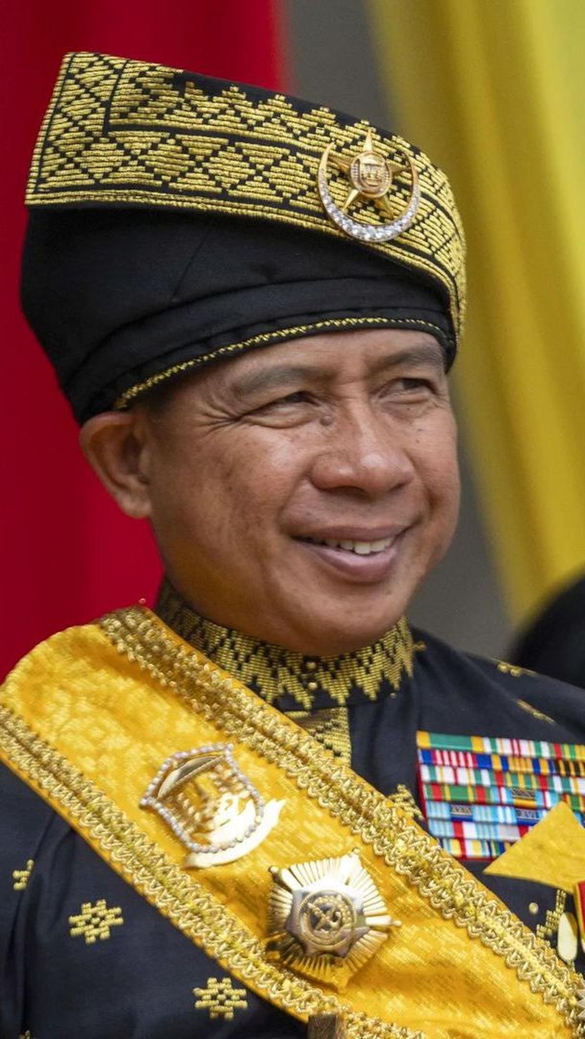 "Ikan haruan lima-lima,<br>Mati ditimpa punggur berdaun.<br>Budi tuan kami terima,<br>Jadi kenangan bertahun-tahun," tutup Agus Subiyanto. <br>