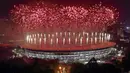 Suasana pesta kembang api saat pembukaan Asian Games di SUGBK, Jakarta, Sabtu, (18/8/2018). Pesta kembang api membuat langit Jakarta semakin gemerlap. (Bola.com/Peksi Cahyo)