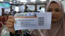 Warga menunjukan tiket mudik bareng  2016 dengan Jasa Raharja di Jakarta, Kamis (16/6). Mudik bareng 2016 nantinya akan mengantarkan pemudik menggunakan bus dengan tujuan pulau Jawa dan Sumatera. (Liputan6.Com/Angga Yuniar)