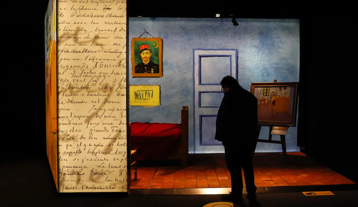 Pengunjung mengamati sebuah koleksi dalam proyek pameran Meet Vincent van Gogh Experience di London, Inggris, Selasa (25/2/2020). Acara ini merupakan proyek persembahan Museum Van Gogh untuk fokus pada kisah hidup inspiratif pelukis tersebut. (Xinhua/Han Yan)