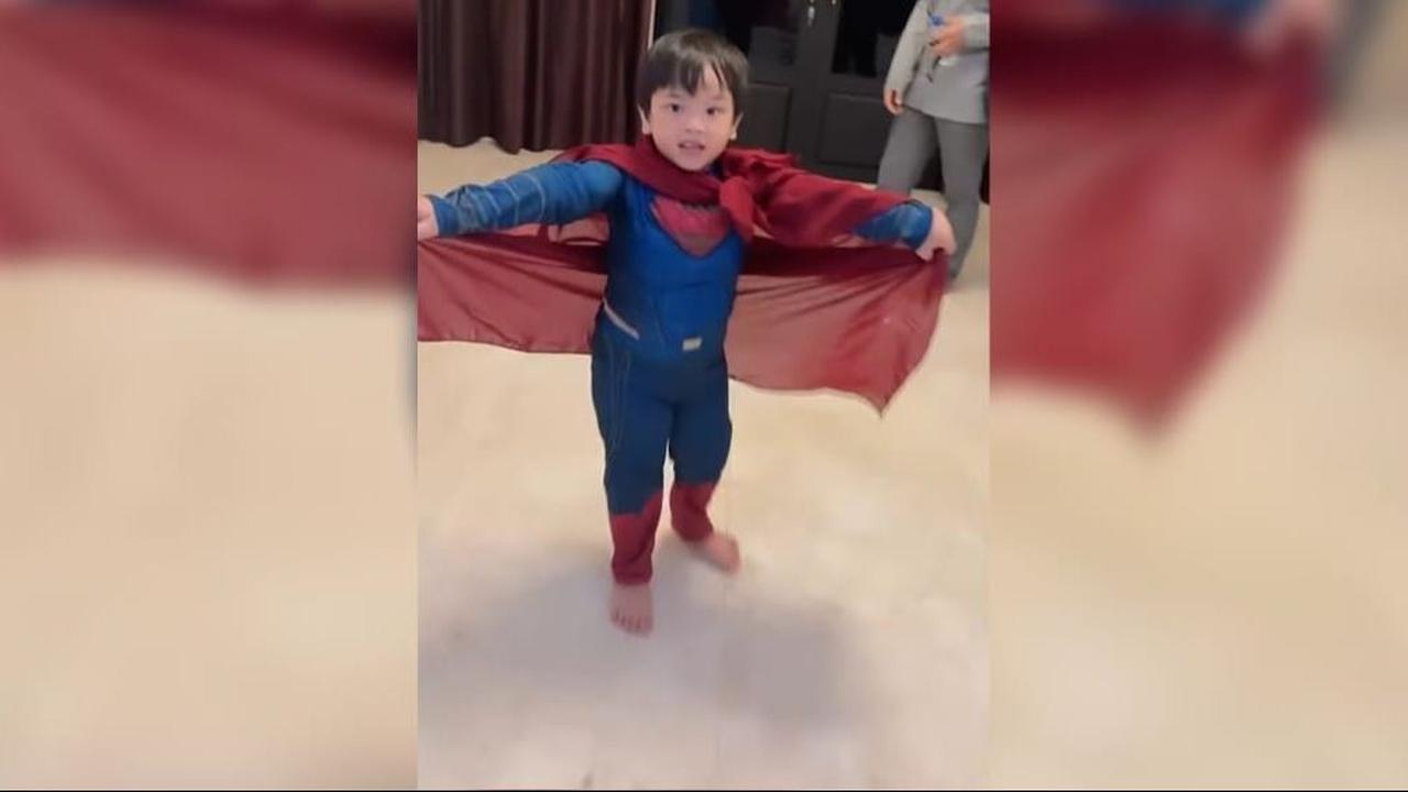 Potret Lucu Gala Sky Pakai Kostum Superman, Ditanya Hafalan Surat oleh Fuji Hingga Praktik Salat