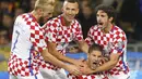 Para pemain Kroasia merayakan gol yang dicetak oleh Andrej Kramaric ke gawang Ukraina pada laga Kualifikasi Piala Dunia 2018 di Stadion Olympiyskiy, Kiev, Senin (9/10/2017). Kroasia menang 2-0 atas Ukraina. (AP/Efrem Lukatsky)