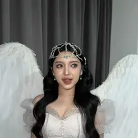 Tiara tampak seperti peri yang turun dari langit, menyebarkan pesona dan ketulusan yang menjadi makna dari bunga edelweiss itu sendiri. [@tiaraandini].