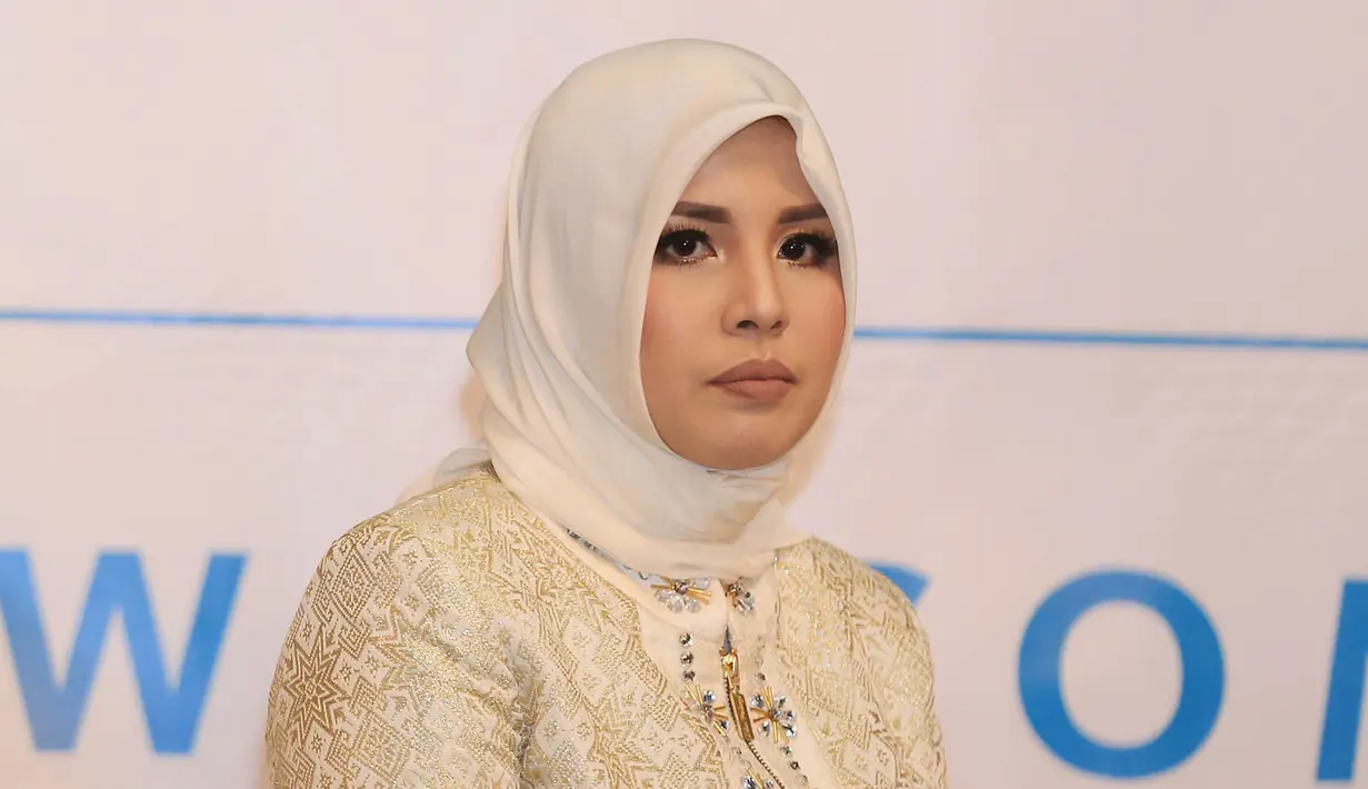 Penampilan berbeda Tya Ariesta saat hadir mengisi acara di Senayan, Jakarta Senin (13/11/2017). Ibu seorang anak itu tampil dengan menutup auratnya sebagai perintah agama bagi kaum muslim. (Deki Prayoga/Bintang.com)