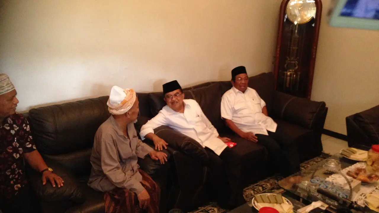Berkunjung ke Madura, JK Dapat Hadiah Sarung dan Tasbih