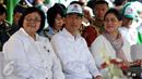 Presiden Jokowi didampingi Ibu Negara Iriana Widodo dan Menteri LHK Siti Nurbaya menghadiri acara peringatan Hari Menanam Pohon Indonesia dan Bulan Menanam Pohon Nasional di Tahura Sultan Adam, Kalsel, Kamis (26/11). (Liputan6.com/Johan Tallo)