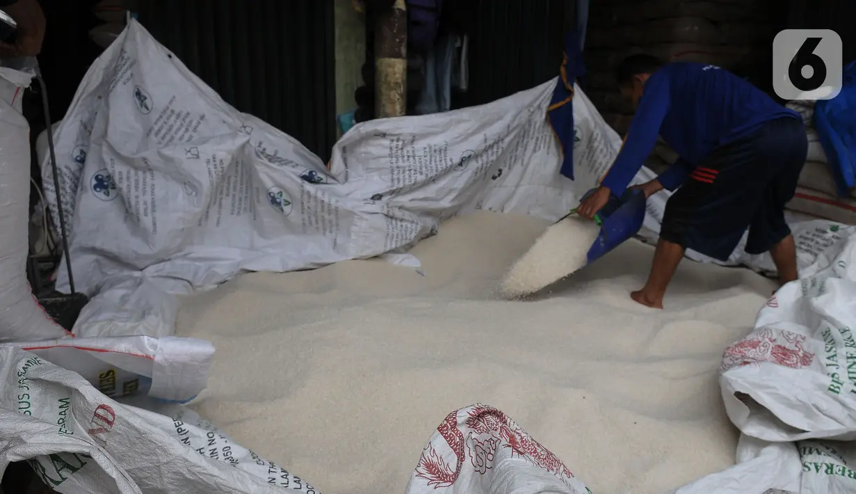 Pedagang beras sedang memasukan beras kedalam karung di Pasar Induk Cipinang, Jakarta, Senin (2/10/2023). (merdeka.com/Imam Buhori)