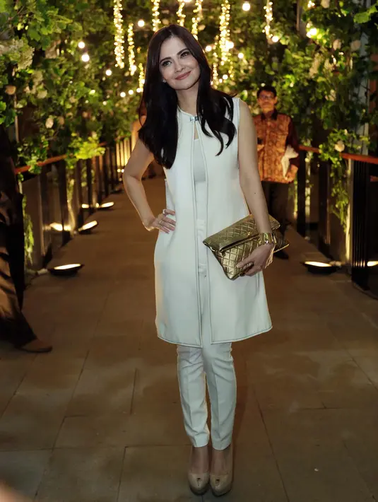 Artis dan presenter senior, Cut Tari terlihat hadir. Ia terlihat datang sendiri dan tampil simple dalam acara tersebut.  Sama dengan beberapa tamu lain ia mengenakan dress code warna putih. (Deki Prayoga/Bintang.com)