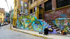 Seniman Sammy Espinosa menyelesaikan mural jalanan di Valparaiso, Chile, 9 April 2019. Valparaiso menjadi galeri seni terbuka raksasa. (Martin BERNETTI/AFP)