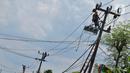 Petugas melakukan perawatan kabel listrik di kawasan Kosambi, Tangerang, Senin (9/1/2023). Pemerintah tidak menaikkan tarif listrik periode Januari hingga Maret 2023 untuk 13 golongan pelanggan non subsidi. (Liputan6.com/Angga Yuniar)