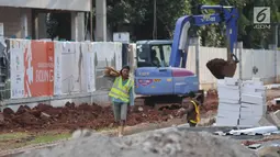 Pekerja memindahkan balok kayu saat pengerjaan renovasi pedestrian di Jalan Gerbang Pemuda, Jakarta, Selasa (17/4). Jelang perhelatan Asian Games XVIII, pedestrian di sekitar kawasan Gelora Bung Karno (GBK) terus ditata. (Liputan6.com/Helmi Fithriansyah)