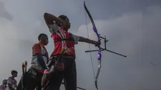 Para pepanah bersiap melepas anak panah saat pemusatan latihan jelang Asian Games XVIII di Lapangan Panahan Senayan, Jakarta, Rabu (6/6/2018). Cabang panahan menargetkan satu medali emas pada Asian Games. (Bola.com/Vitalis Yogi Trisna)