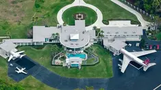 Apa yang biasanya terparkir di garasi seseorang? Mobil supermewah? Yacht? Selebritas Hollywood John Travolta punya pesawat Boeing 707 pribadi di garasi rumahnya, lengkap dengan landasan.(architecturaldesign.com)