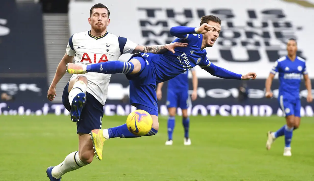 Pemain Leicester City, James Madison, berebut bola dengan pemain Tottenham Hotspur, Pierre-Emile Hojbjerg, pada laga Liga Inggris di London, Minggu (20/12/2020). Leicester menang dengan skor 2-0. (Andy Rain/ Pool via AP)