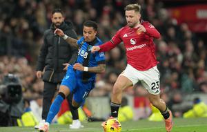 Luke Shaw berduel dengan Justin Kluivert di laga Manchester United vs Bournemouth, Selasa (16/12/2025) (AP Photo/Jon Super)