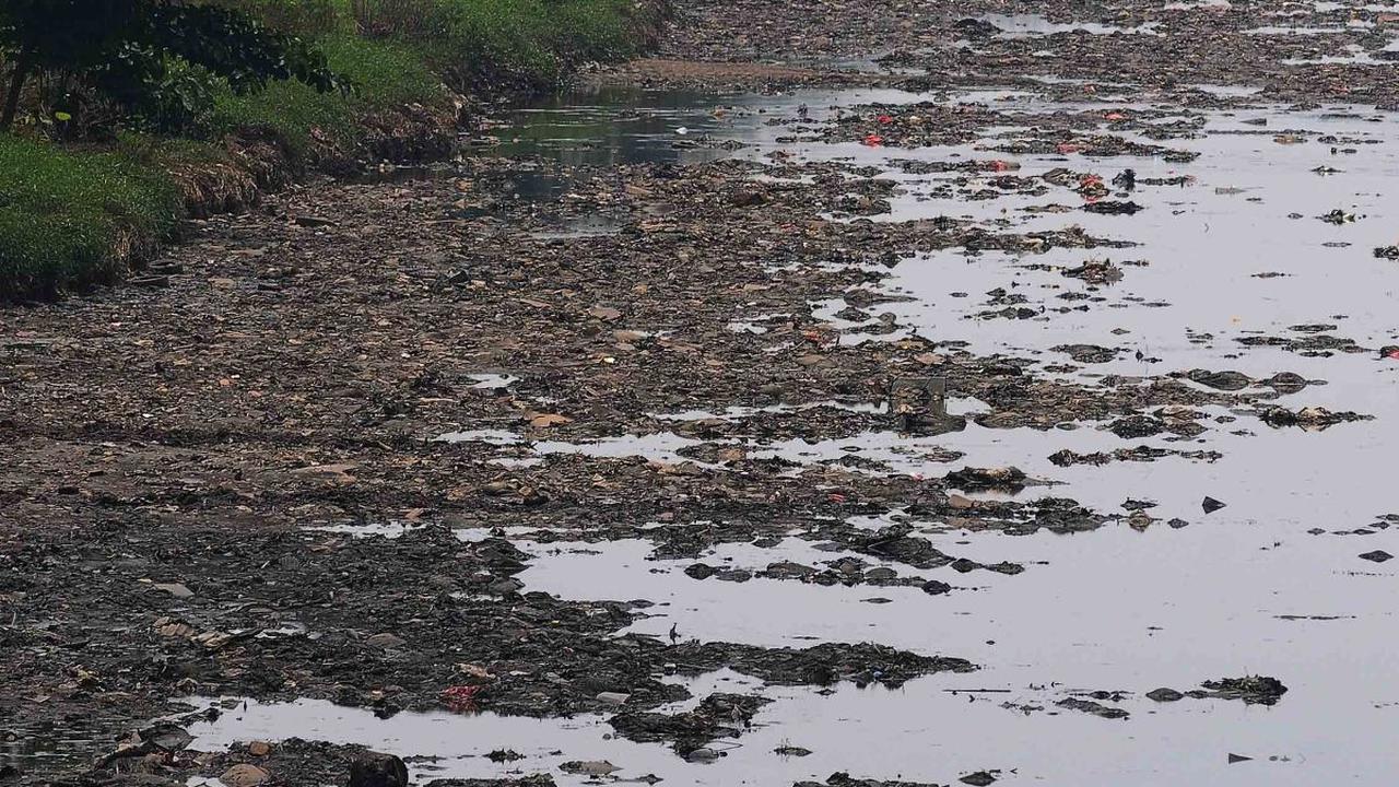 Debit air Kanal Banjir Timur (KBT) yang berkurang akibat musim kemarau ini telah memperlihatkan bagian dasar kanal baik di tengah atau di sisi kanal kiri dan kanan.