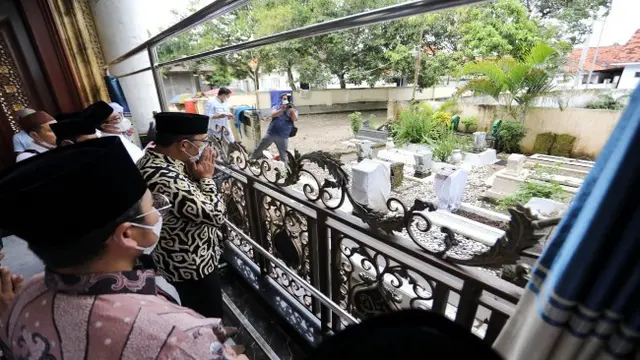 Istilah 'Ngetan' dan 'Masantren' Dalam Ziarah Ridwan Kamil ke Makam Mbah Kholil Bangkalan Madura