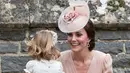 Kate Middleton bersama Putri Charlotte seusai pernikahan Pippa Middleton dan James Mathews di Gereja St. Mark, Sabtu (20/5). Kate Middleton tampil cantik dengan dress berwarna pink pucat berpotongan leher V nan rendah. (AP Photo/Kirsty Wigglesworth, Pool)