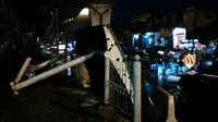 Sebuah halte bus di Jalan Ciledug Raya, Kebayoran Lama, Jakarta Selatan mendadak roboh (Nafiysul Qadar/Liputan6.com)