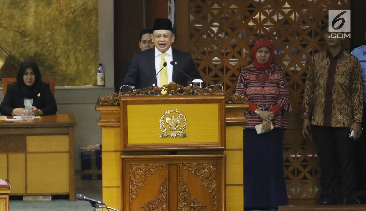 Ketua DPR RI  Bambang Soesatyo saat memberikan pidato pertama usai dilantik menjadi ketua MPR RI di DPR RI, Jakarta, Senin (15/1). Bamsoet, sapaannya, dilantik dalam rapat paripurna DPR di Kompleks Parlemen, Senayan. (Liputan6.com/Angga Yuniar)