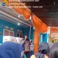 Viral video diduga salah satu petugas TPS di Palembang saat mengumumkan jika tidak ada surat suara dan kotak suara untuk pemilihan caleg DPRD Palembang (Dok. tangkapan layar Instagram @palembangsekilasinfo / Nefri Inge)