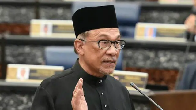 Ketua Partai Keadilan Rakyat Malaysia, Anwar Ibrahim mengucapkan sumpah jabatan dalam upacara pelantikan di Gedung Parlemen, Kuala Lumpur, Senin (15/10). Anwar Ibrahim dilantik sebagai anggota parlemen setelah memenangkan pemilu sela.