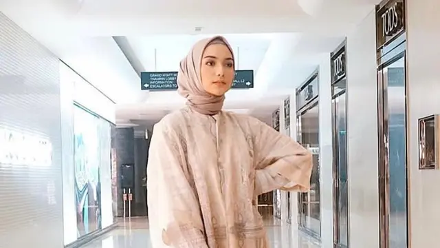 8 Ide Baju Kondangan Hijab Simple dengan Celana dari Dinda Hauw hingga Citra Kirana