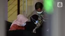 Istri mantan Sekretaris MA Nurhadi, Tin Zuraida (kiri) saat menunggu pemeriksaan di Gedung KPK, Jakarta, Senin (22/6/2020). Tin diperiksa sebagai saksi untuk tersangka Direktur MIT Hiendra Soenjoto terkait dugaan suap gratifikasi pengurusan perkara di MA tahun 2011-2016. (merdeka.com/Dwi Narwoko)