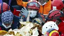 Tim penyelamatan membawa gadis berusia 3 tahun bernama Elif Perincek, setelah diselamatkan dari puing-puing bangunan di Izmir, Turki, Senin (2/11/2020). Elif yang berada di bawah reruntuhan selama 65 jam berhasil diselamatkan setelah gempa berkekuatan magnitudo 6,6. (Istanbul Fire Authority via AP)